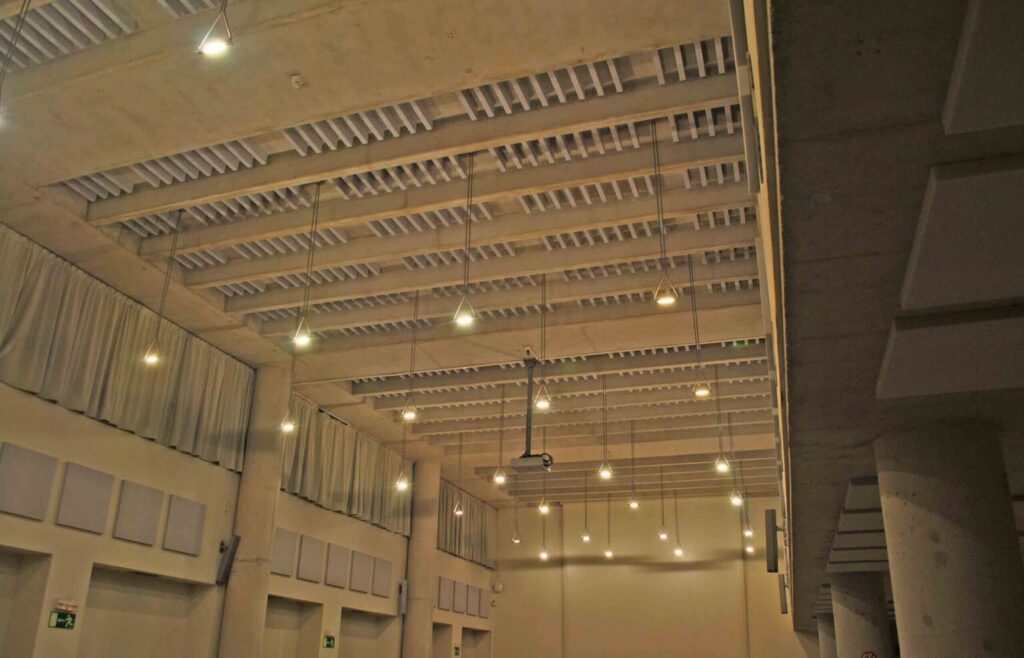 Techo acústico sin obras sobre hormigón. Elimina el tiempo de reverberación con paneles fonoabsorbentes