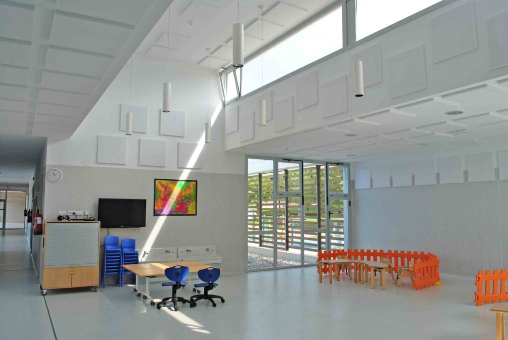 Reducción de ruido en una escuela infantil en Viana, mediante instalación de paneles fonoabsorbentes.
