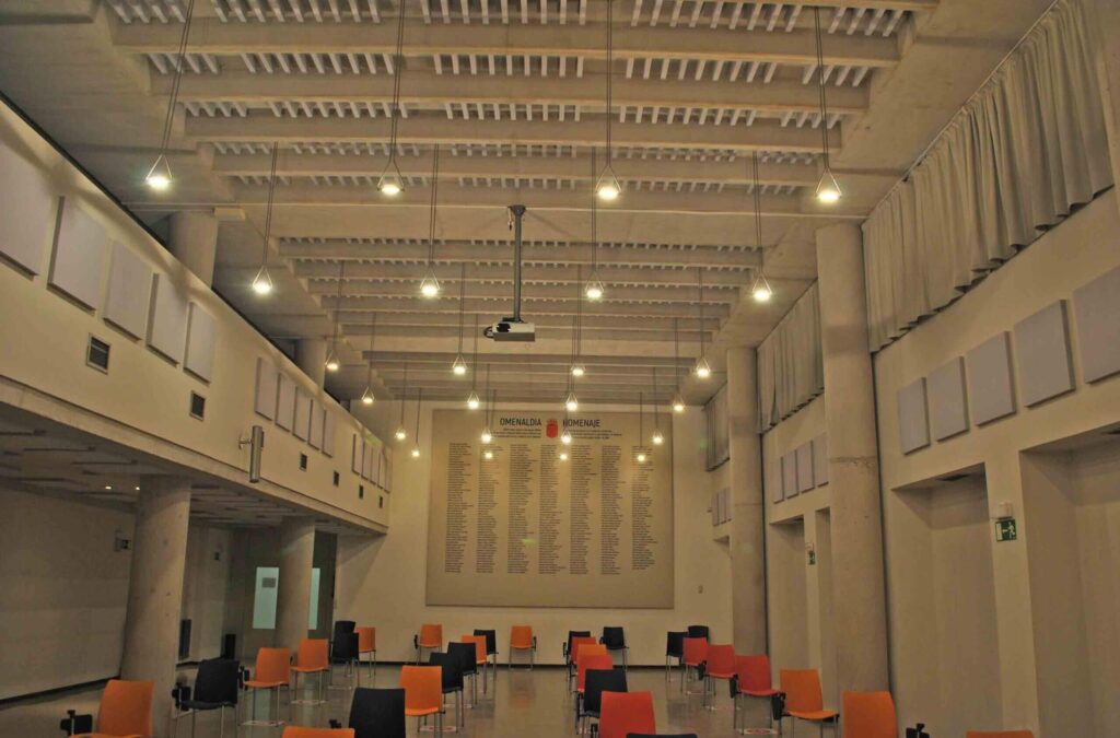 Mejora acústica del salón de reuniones y actos del departamento de Educación de Navarra.