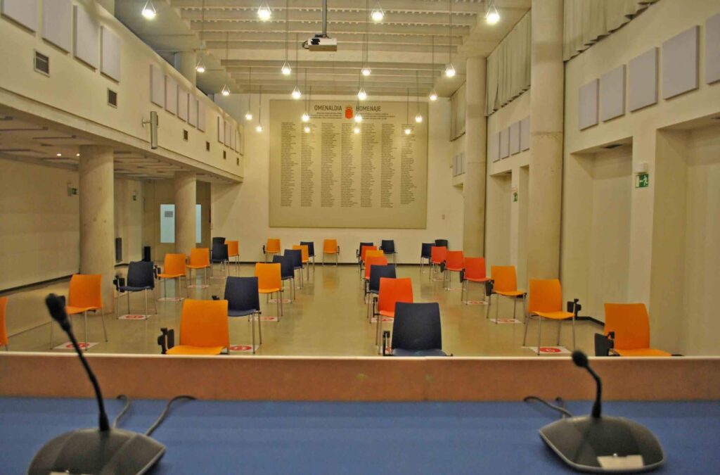Mejora acústica del salón de actos y prensa en el departamento de Educación de Navarra.