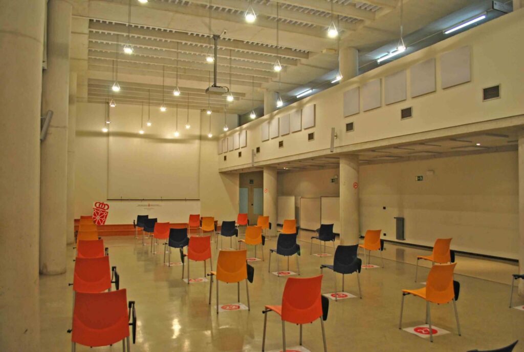 Instalación de soluciones acústicas en el salón de prensa y actos de Educación en Navarra