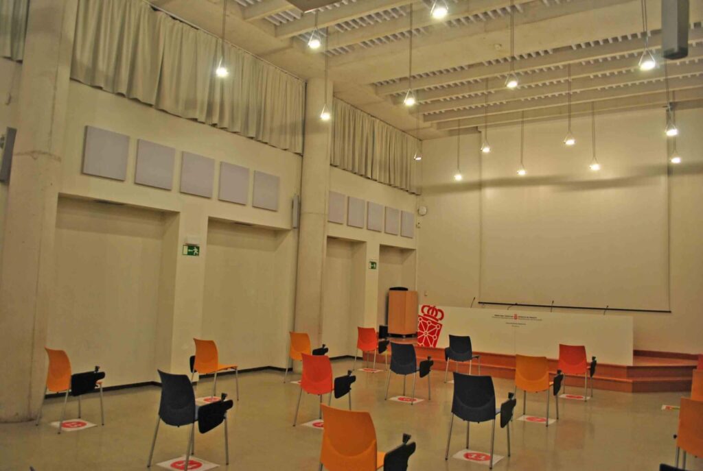 Mejora acústica mediante paneles fonoabsorbentes en el salón de actos y prensa.