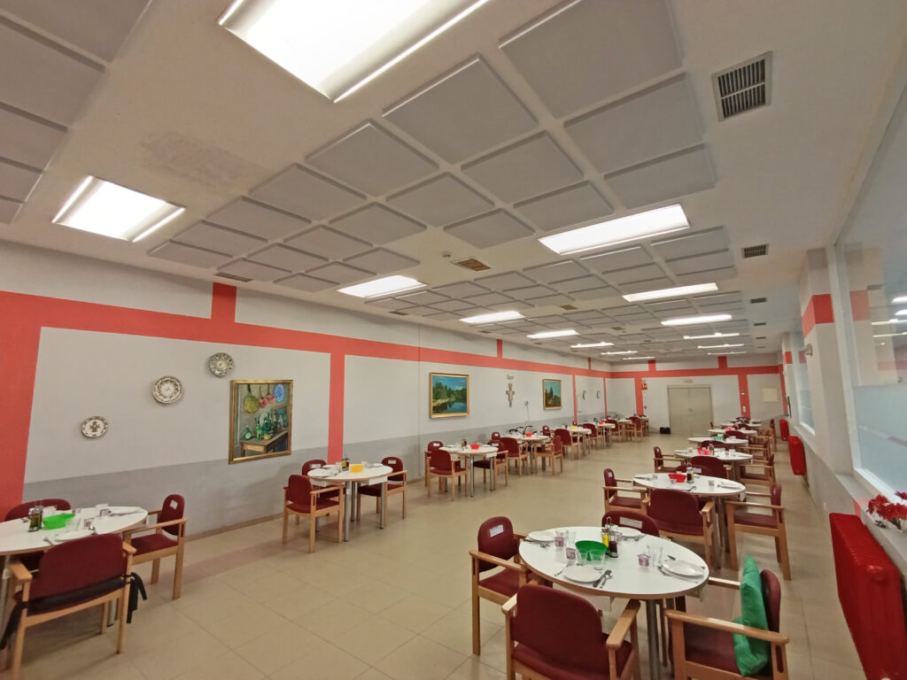 Instalación de paneles fonoabsorbentes en el techo del comedor