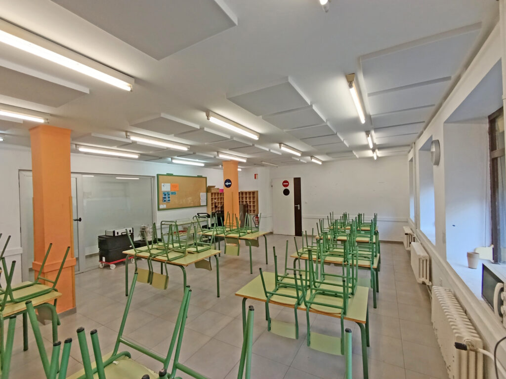 Paneles de espuma acústica que eliminan el ruido en comedores escolares.