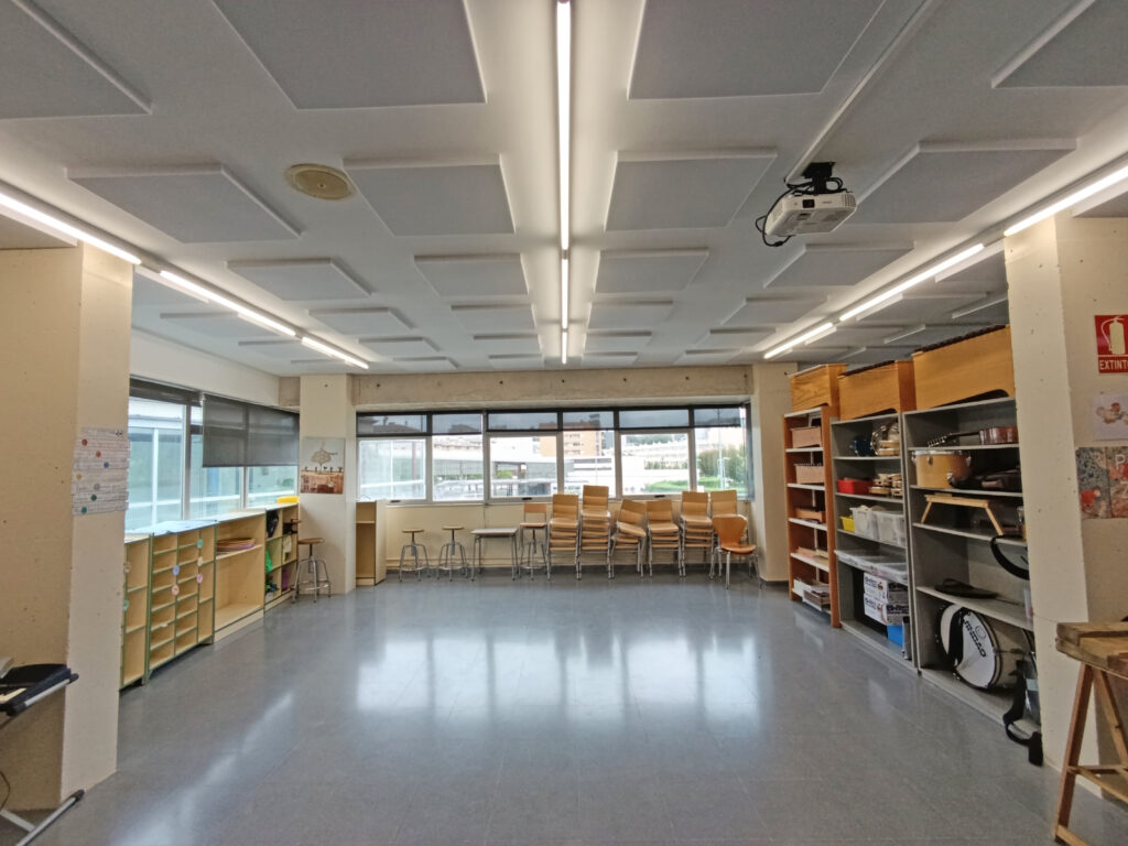 Colegio con un acondicionamiento acústico eficaz y bueno