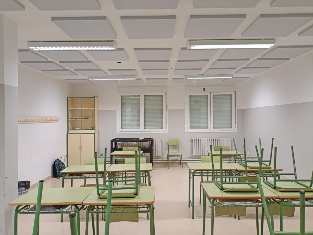 Paneles fonoabsorbentes en techos de aulas y salas escolares