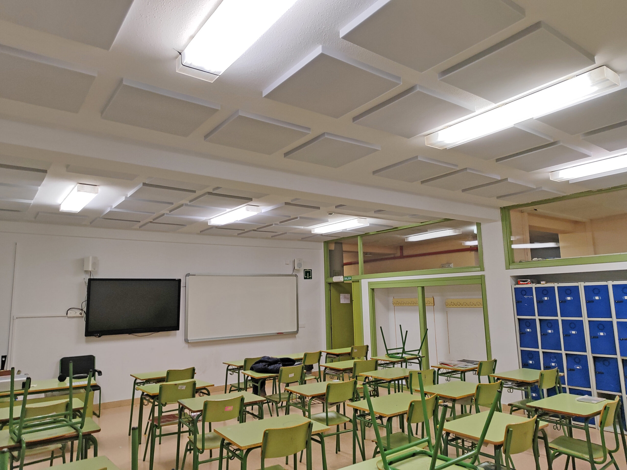 Espumas acústicas para la mejorar la acústica en aulas escolares