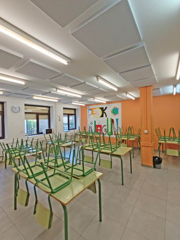 Instalación acústica en un comedor escolar que ha logrado eliminar el barullo y ruido