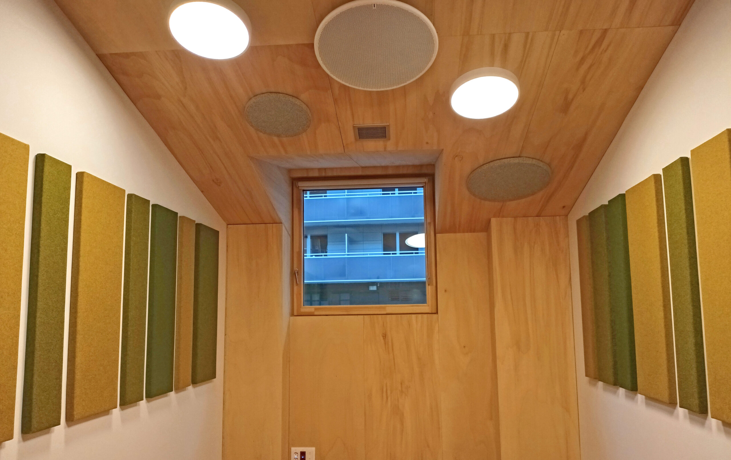 Sala con paneles acústicos revestidos en tejido