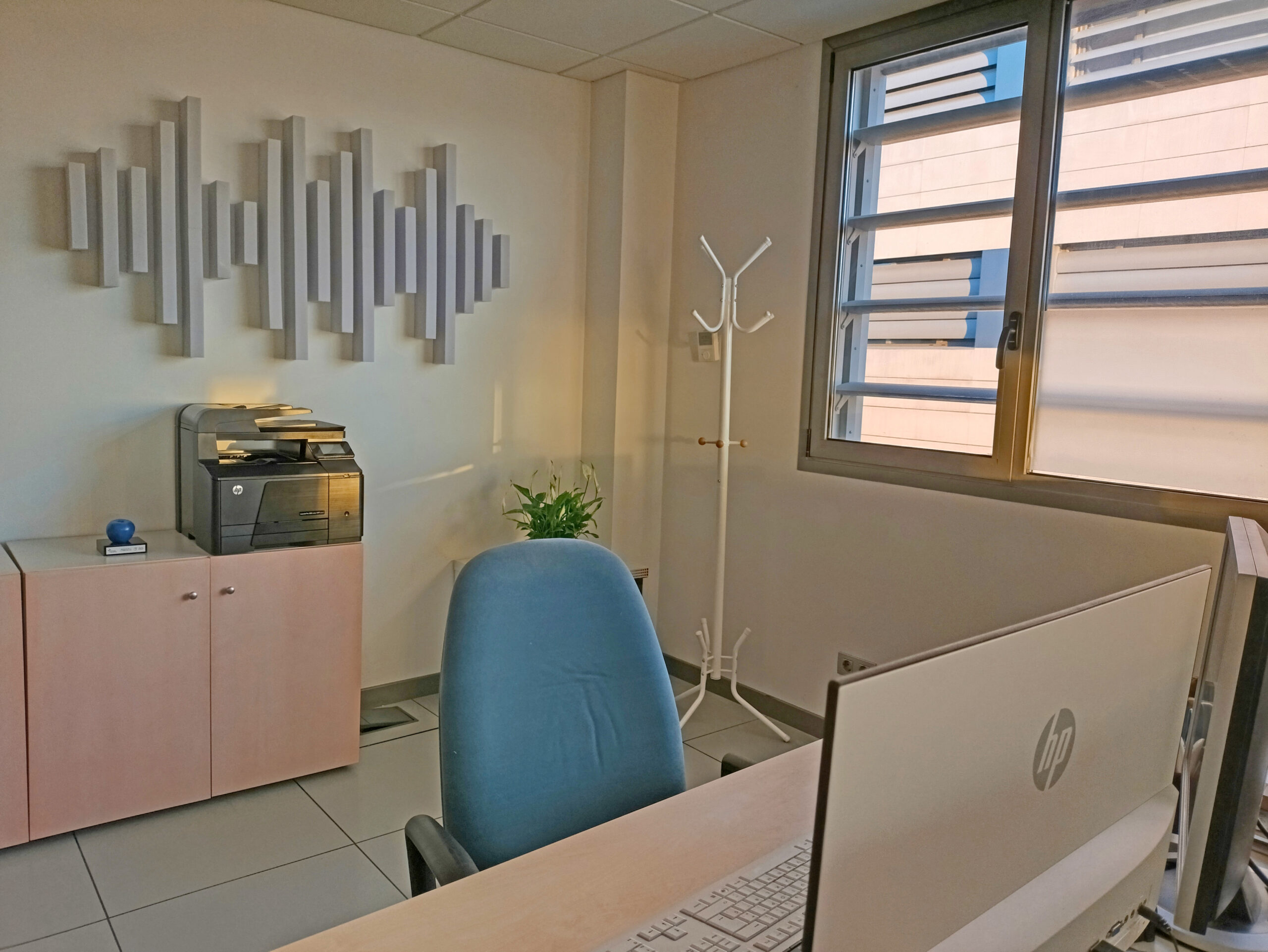 Oficina moderna con decoración acústica.