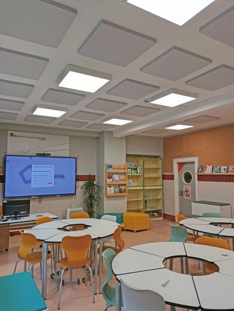 Aula en instituto con acondicionamiento acústico en Navarra