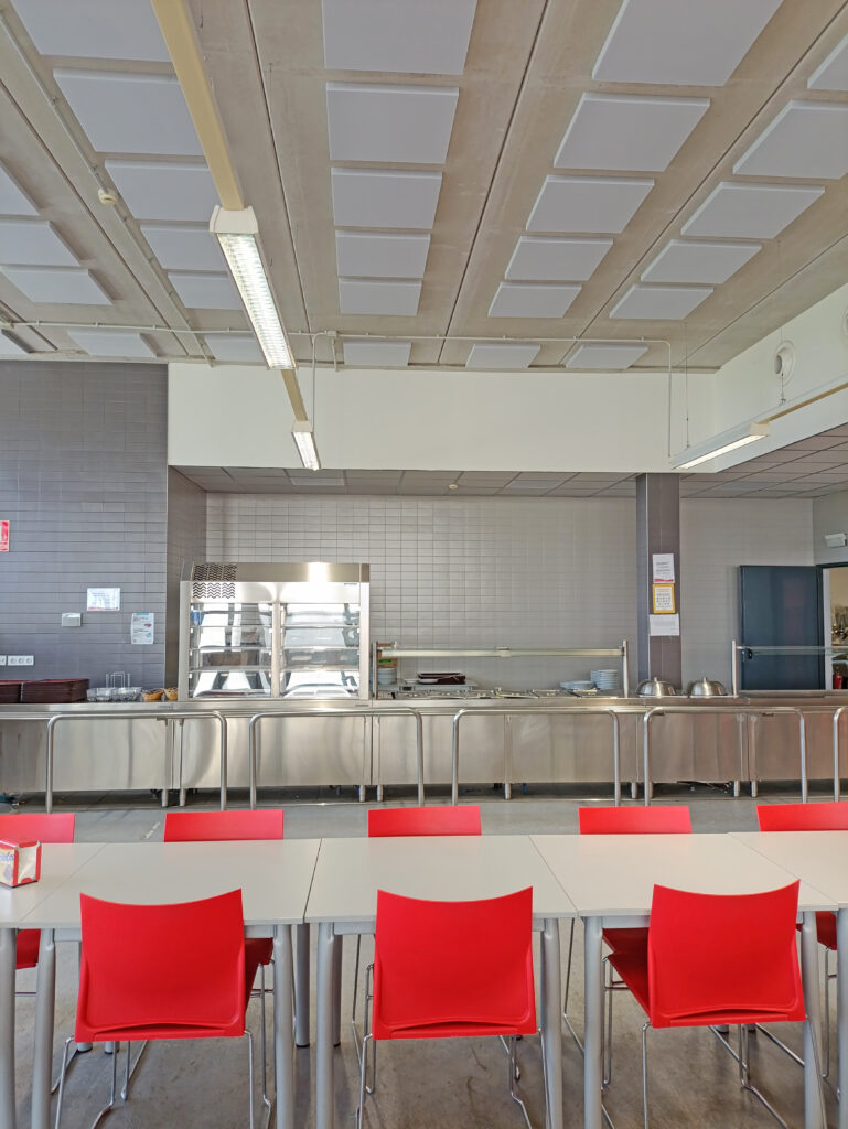Cafetería con tratamiento acústico