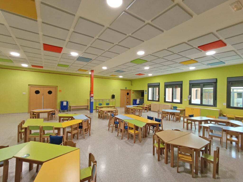 Paneles acústicos en tejido y colores para escuelas y colegios