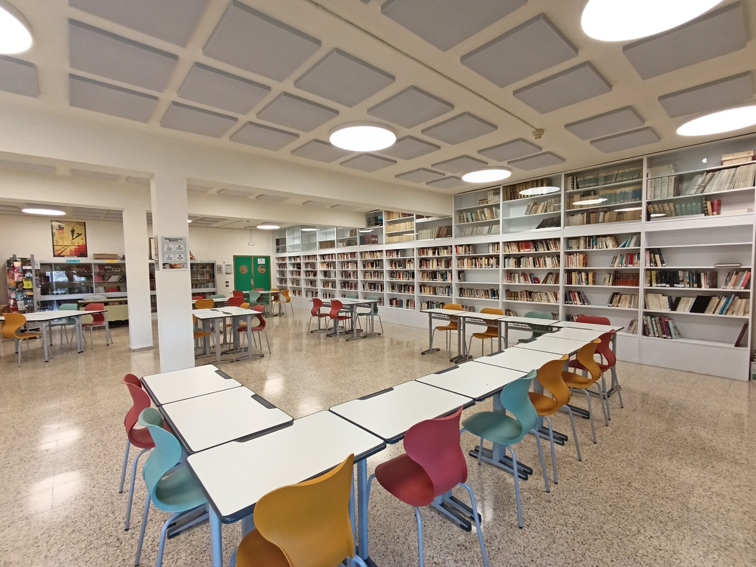Bibliotecas silenciosas gracias a acousticspanels