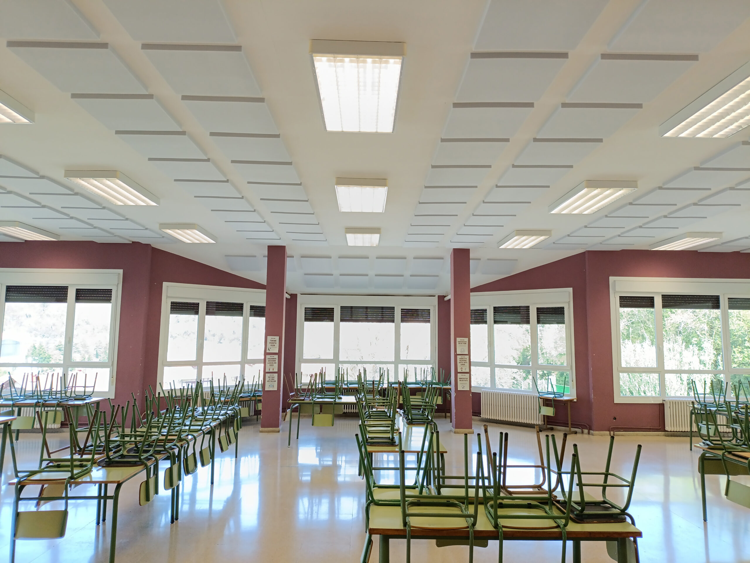 Comedor escolar en Lesaka con acondicionamiento acústico